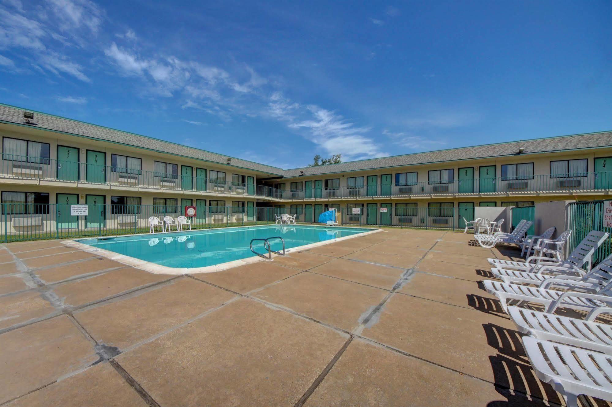 Regency Inn Tulsa Oakhurst Esterno foto