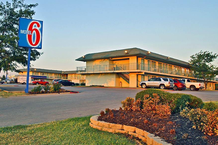 Regency Inn Tulsa Oakhurst Esterno foto