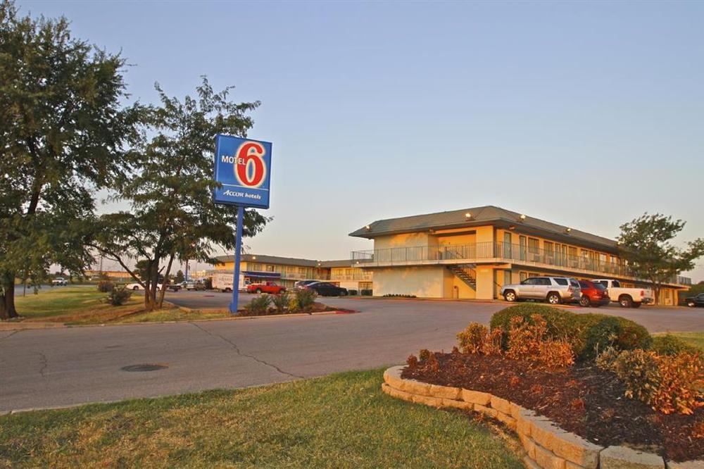 Regency Inn Tulsa Oakhurst Amenities foto